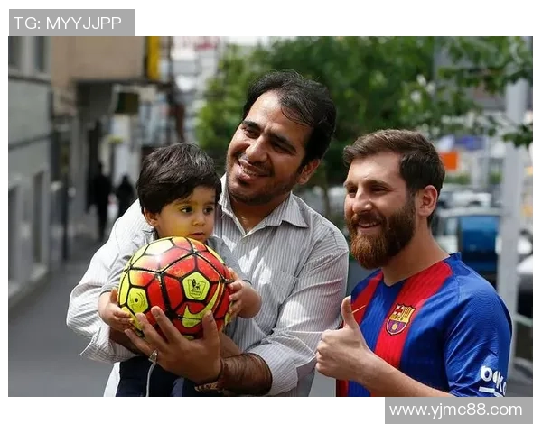 足球明星街头现身引发围观粉丝争相合影抢夺签名热潮不断