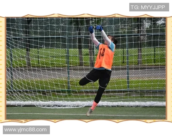 当头顶足球时感受飞翔的自由与激情的碰撞 当头顶足球时感受飞翔的自由与激情的碰撞